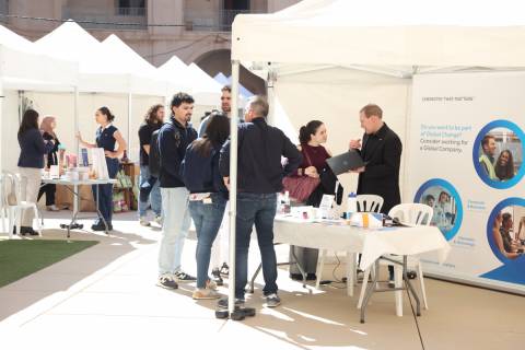 Estudiantes conversando con empresas en el Foro de Empleo.