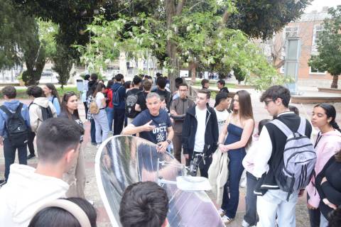 Estudiantes preuniversitarios atienden una explicación sobre generación de energía.