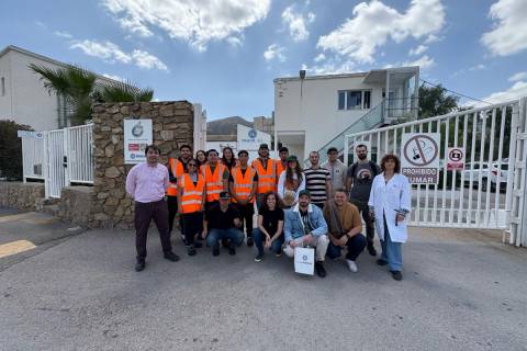 Los estudiantes en las instalaciones de Indalva en Orihuela.
