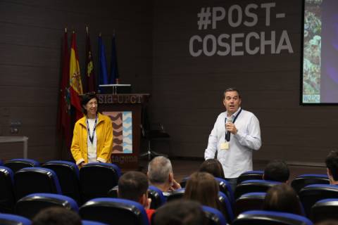 Perla Gómez y Francisco Artés durante la presentación de las sesiones presenciales del curso.