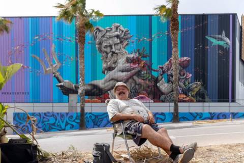 Kraser tras terminar uno de sus últimos trabajos, un mural en el centro comercial Espacio Mediterráneo de Cartagena.