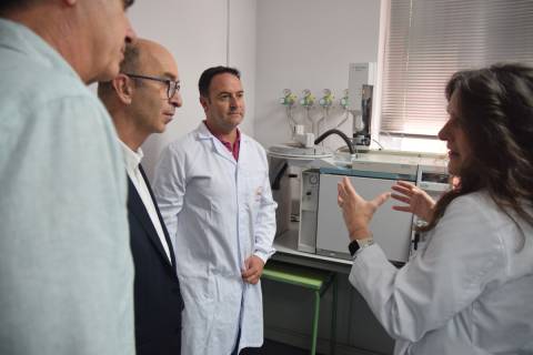 José Antonio Fernández, Roque Torres, Francisco López y María José Roca junto al cromatógrafo cedido.