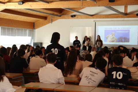Estudiantes con la camiseta del décimo Congreso SIMIP.
