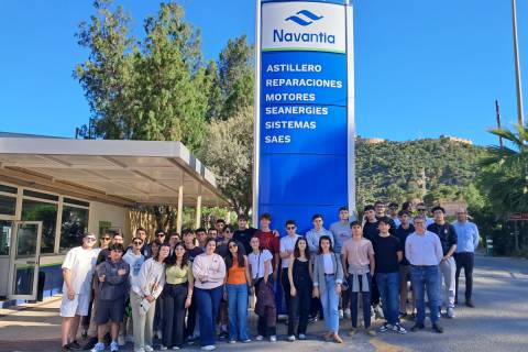 Los estudiantes de primer año de Arquitectura Naval que visitaron Navantia Reparaciones.