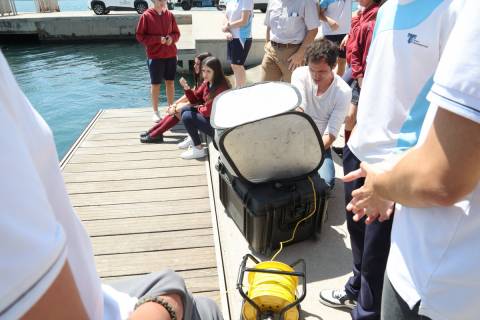 Estudiantes de Franciscanos junto al investigador Francisco López Castejón manejando un robot submarino.