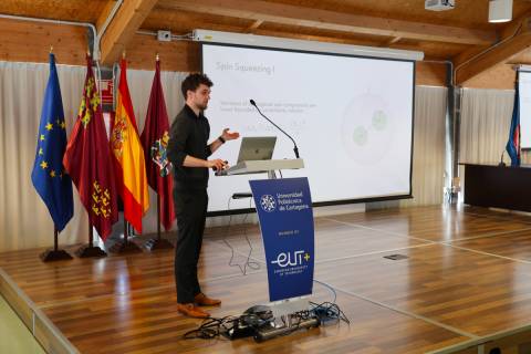 Uno de los investigadores europeos que participó en la reunión inicial, en la UPCT, del proyecto C-QuENS.