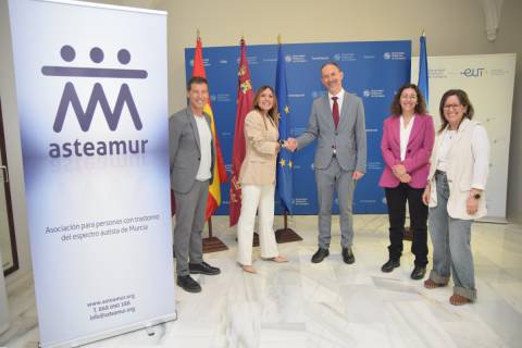 El Rector estrecha la mano de la presidenta de Asteamur.