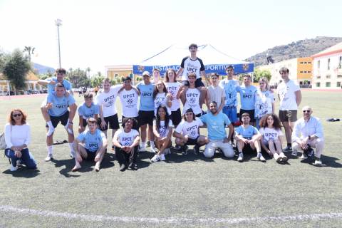Los estudiantes de la UPCT que han participado en el torneo junto con miembros del Servicio de Deportes y de Extensión Universitaria.