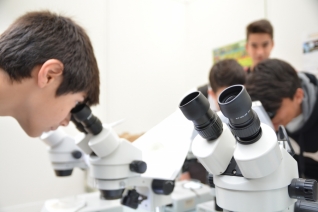 Jóvenes utilizando microscopios en uno de los talleres del Campus de la Ingeniería.