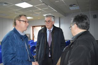 El experto, acompañado del director de la ETSAE, Carlos Parra (izq.) y del profesor de la Escuela José Calvo (drch)
