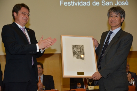 El director ejecutivo de Himoinsa, Jun Takashima,  recibiendo el premio de la mano de José Hernández Grau.