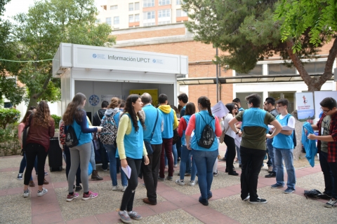 Voluntarios en el Campus de la Ingeniería 2016.