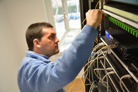 Imagen de un exalumno de Ingeniería Telemática en la UPCT.
