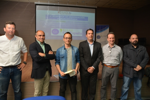 En el centro, el investigador premiado, José Enrique Mendoza, junto a Jorge Reig, de G's España.