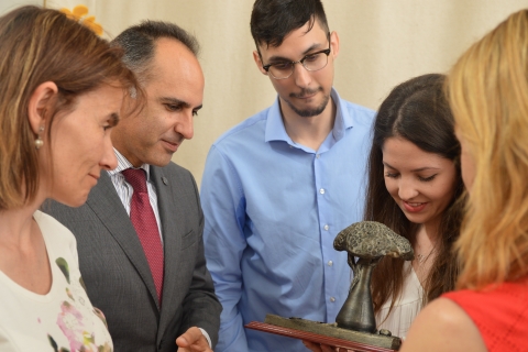 El rector de la UPCT y las directoras de la Escuela de Agrónomos y de la Estación Tomás Ferro junto a los ganadores del premio.