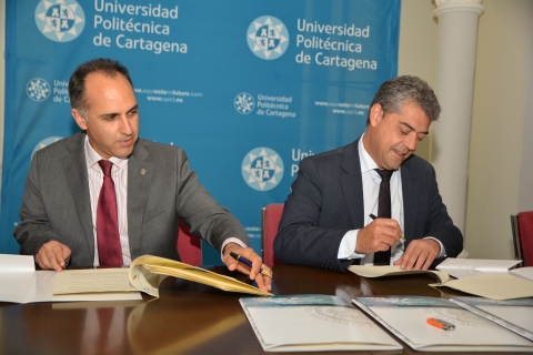 Los rectores de la Politécnica de Cartagena y la Universidad de Almería, firmando el convenio.