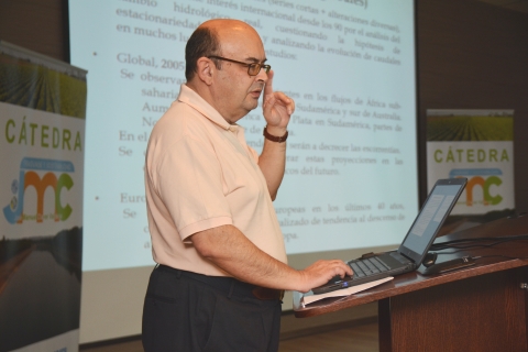 Francisco Cabezas durante su ponencia en la jornada de la Cátedra Trasvase y Sostenibilidad de la UPCT y el Sindicato de Regantes.