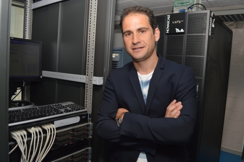 El investigador Javier Prior en el clúster de supercomputación de la UPCT.
