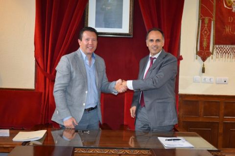 El alcalde y el rector de la UPCT durante la firma