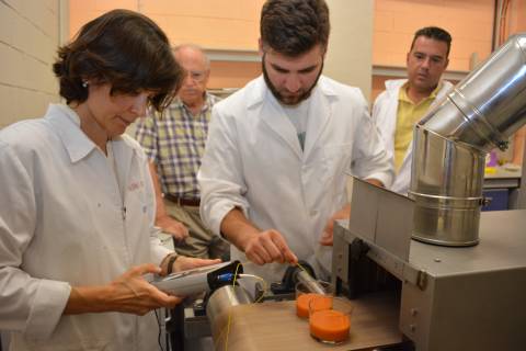 Investigadores agrónomos realizando ensayos en el Instituto de Biotecnología Vegetal de la UPCT.