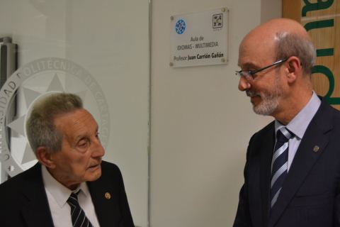 Juan Carrión, junto al exrector Franco, durante la inauguración del Aula de Idiomas que lleva su nombre, en 2014.
