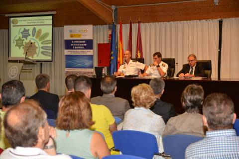Asistentes y ponentes en una de las charlas celebradas en la edición anterior de las Jornadas de Seguridad y Defensa.