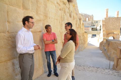 El nuevo doctor charlando con la directora del Teatro Romano, Elena Ruiz; detrás, el director de la tesis y el arqueólogo Antonio Murcia.