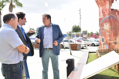 El investigador Jesús Ochoa junto al vicerrector de Empresa, Alejandro Pérez Pastor y el gerente de Espacio Mediterráneo