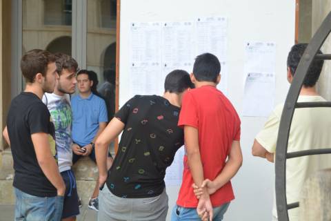 Estudiantes consultan las listas durante los últimos llamamientos