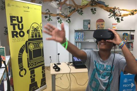 Un niño probando gafas de realidad virtual.