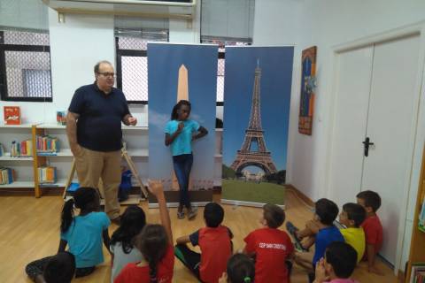 Los niños atienden las explicaciones durante el taller. 