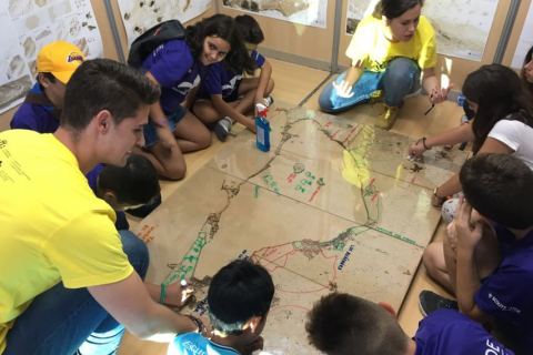 Estudiantes de Arquitectura realizando un taller para niños sobre el urbanismo del Mar Menor.