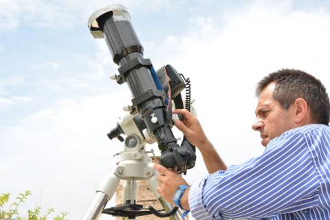 Juan Pedro Gómez durante una observación astronómica.