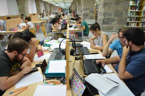 Imagen de archivo de alumnos estudiando en la Biblioteca