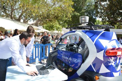 El investigador de la Escuela de Telecomunicación de la UPCT Pedro J. Navarro junto al vehículo autónomo que está desarrollando.