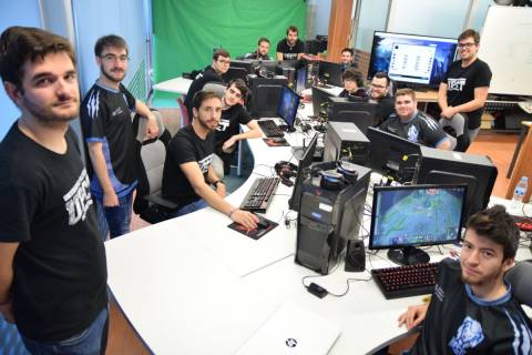 Los miembros del UPCT s-Sport en su 'gaming room'.