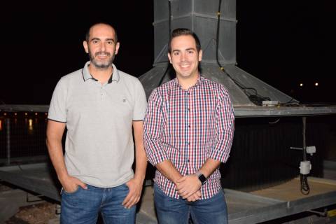 Antonio Sánchez Kaiser y Antonio Consuegra junto a la torre de refrigeración experimental de la UPCT.