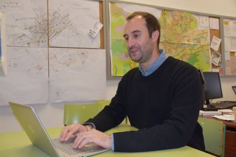 Fernando García en el Laboratorio de Investigación Urbana de la UPCT, que estudia el planeamiento de Murcia.