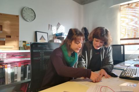 Pilar Palomera y Patricia Reus mientras trabajan en el estudio de arquitectura Blancafort-Reus
