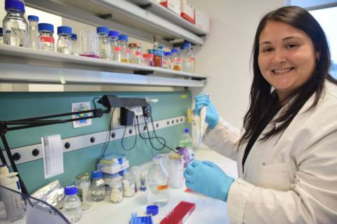 María Beltrán en uno de los laboratorios del IBV de la UPCT.