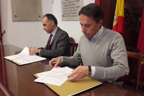 El rector y el alcalde de Lorca firmando el convenio.