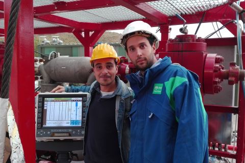 Gennaro Sepede, a la izquierda de la imagen, durante su visita a la central geotérmica.
