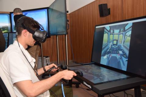 Un alumno probando el simulador con gafas de realidad inmersiva.