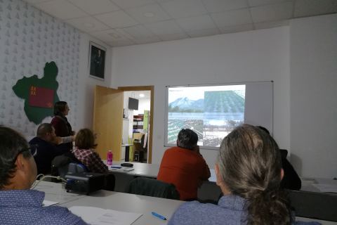 Agricultores e investigadores durante el taller de Diverfarming realizado en Asaja Murcia.