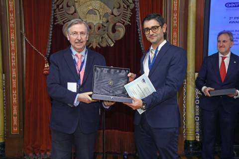 José Antonio Pagán recibiendo el premio de manos de Gerardo Álvarez.