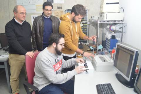 Investigadores del grupo de Ingeniería Telemática trabajando en el proyecto CAMoN.