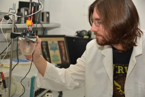 Samuel Beaumont en el laboratorio de Toribio Fernández.