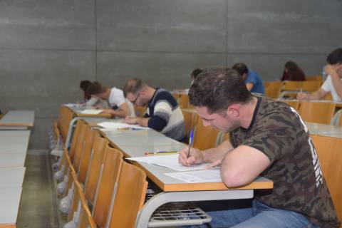 Alumnos realizando un examen, este lunes.