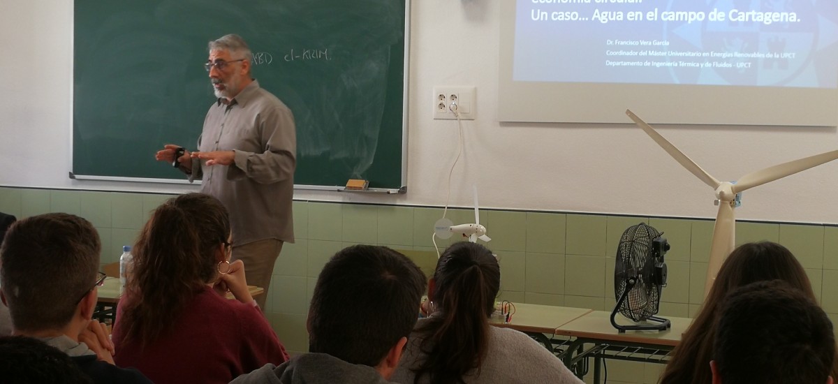 La UPCT clausura la Semana de la Ciencia del Jiménez de la Espada con una charla sobre energías renovables