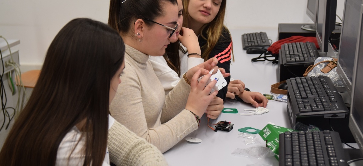 Alumnas del proyecto 'Quiero ser ingeniera' hacen prácticas en 'Teleco'